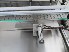 新型八頭液體灌裝機灌裝頭細(xì)節(jié)