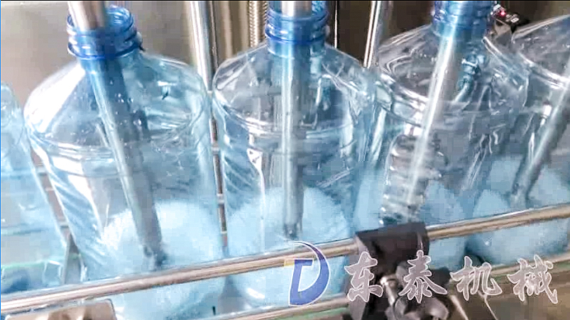 12頭自流式液體灌裝機(jī)效果圖