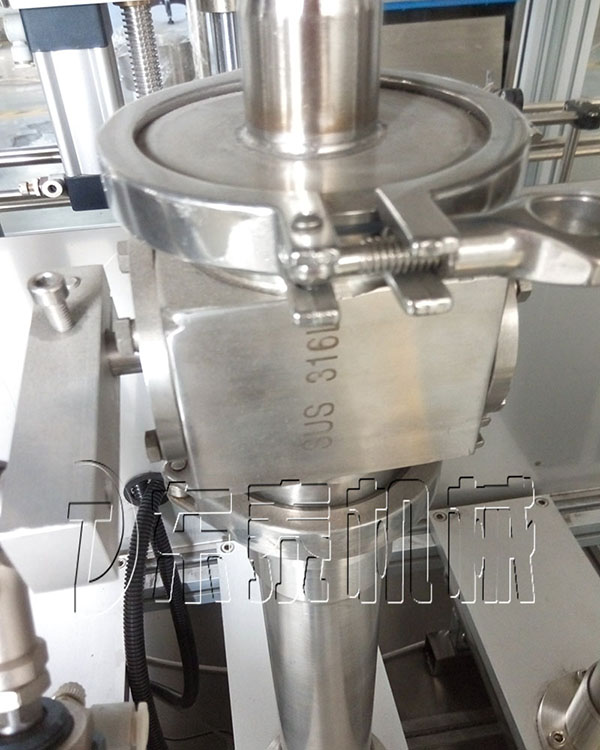 四頭全自動食用油灌裝機(jī)細(xì)節(jié)圖